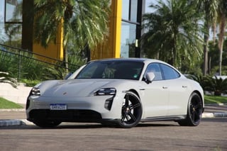 Foto de um porsche taycan turbo elétrico 2021.