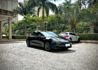 Foto de um tesla model 3 2019.