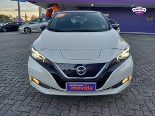 Foto de um nissan leaf ev.