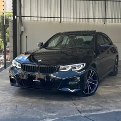 Foto de um bmw 330i 330e m sport híbrido.