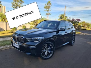 Foto de um bmw x5 m sport 3.0 turbo híbrida blindada.