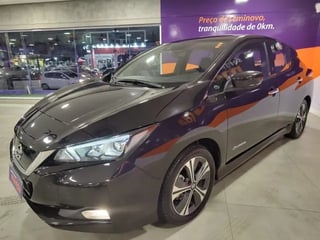 Foto de um nissan leaf aut. elétrico.