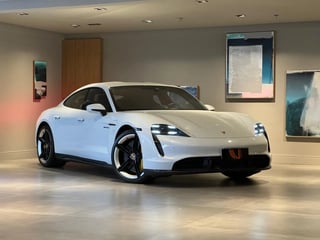 Foto de um porsche taycan 2020 turbo s elétrico.