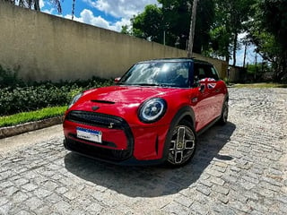 Foto de um mini cooper elétrico top 500km 2022/2023.