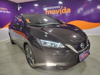 Foto de um nissan leaf aut. elétrico.