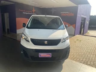 Foto de um peugeot expert e- cargo.