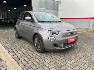 Foto de um fiat 500e icon elétrico 2022.