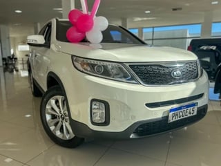 Foto de um kia motors sorento 2.4 14/15 aut impecável com apenas 62 mil rodados   ipva 2024 pago é só comigo.