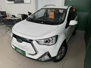 Foto de um jac iev elétrico baixo km.