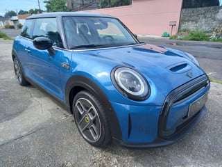 Foto de um mini cooper se top collection 21/22 100% eletrico.