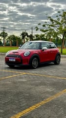 Foto de um mini cooper s e top elétrico 2022.