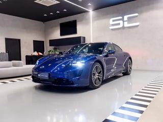 Foto de um porsche taycan 2022 azul gentian com apenas 3.400 km rodados.