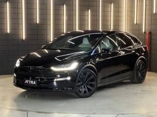 Foto de um tesla model x plaid.