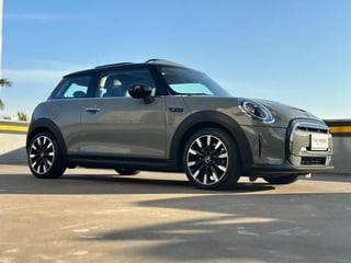 Foto de um mini cooper se exclusive (elétrico).