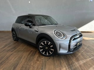 Foto de um mini cooper se top 3p (elétrico).