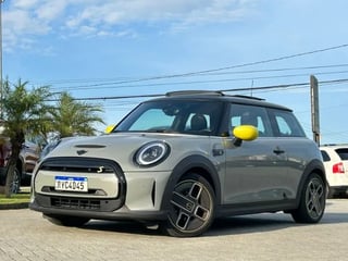 Foto de um mini cooper se top 3p 2023 (elétrico).