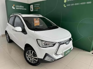 Foto de um jac iev 20 elétrico.