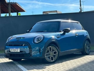 Foto de um mini cooper se top 3p elétrico 2023.