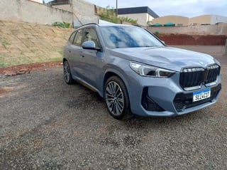 Foto de um bmw ix1 xdrive 30 m sport (eletrico) 2024.