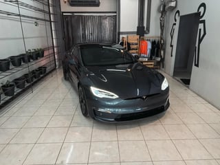 Foto de um tesla model s .