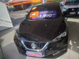 Foto de um nissan leaf ev.