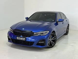 Foto de um bmw 330i 330e 2022.