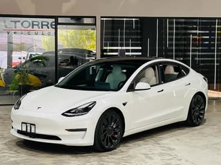 Foto de um tesla model 3 telas.