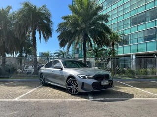 Foto de um bmw 330e m sport.