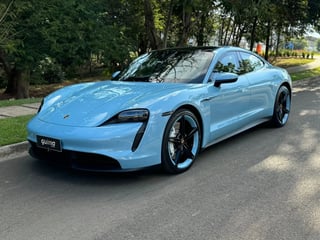 Foto de um porsche taycan (elétrico).