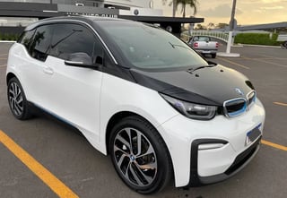 Foto de um bmw i3 bev full 2021 100% elétrico impecável.