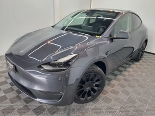 Foto de um tesla model y perfomance 2023.