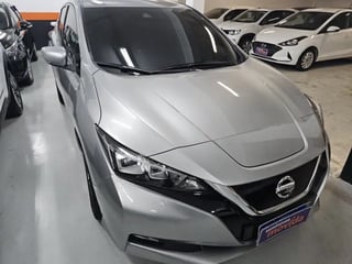 Foto de um nissan leaf aut. elétrico.