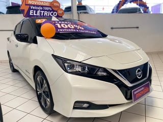 Foto de um nissan leaf elétrico 2022.