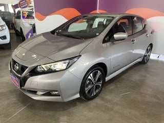 Foto de um nissan leaf ev.