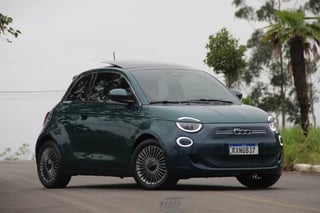 Foto de um fiat 500e icon 2022 (elétrico).