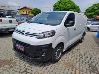 Foto de um citroen jumpy ajudou e-cargo 136cv elétrico.