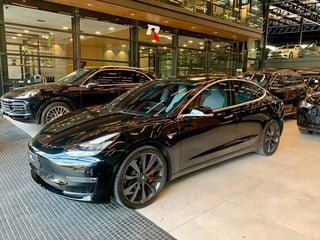 Foto de um tesla model 3 elétrico awd performance.