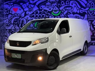 Foto de um peugeot expert 75 kw elétrico automático.