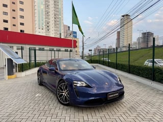 Foto de um porsche taycan 4s (100% elétrico).