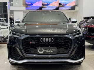 Foto de um audi rs q8.