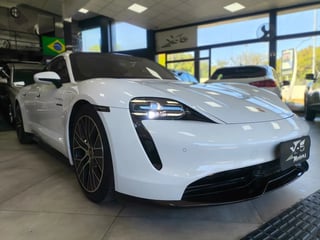 Foto de um porsche taycan 4s (elétrico).