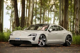 Foto de um porsche taycan 4s elétrico 2021.