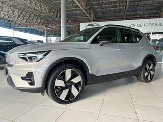 Foto de um volvo xc40 p8 recharge twin electric ultimate awd.