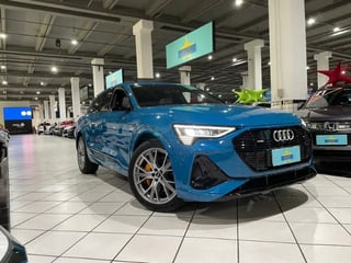 Foto de um audi e-tron - elétrico - top de linha.