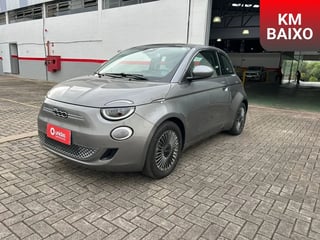 Foto de um fiat 500e 2022 icon elétrico.