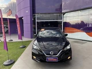 Foto de um nissan leaf ev.