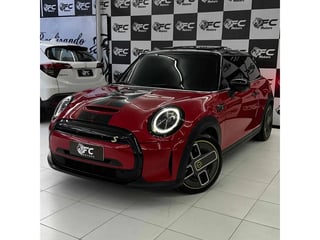 Foto de um mini cooper 2022 se top 2p elétrico.