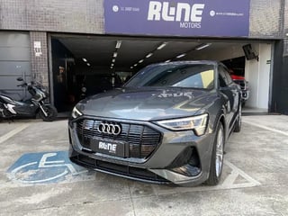 Foto de um audi e-tron performance black quattro 2020.