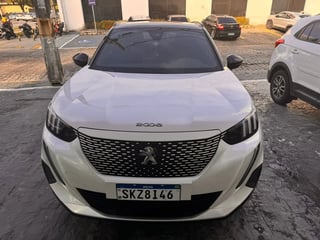 Foto de um peugeot e-2008 2008 gt elétrico 2023, com apenas 6.000 km.