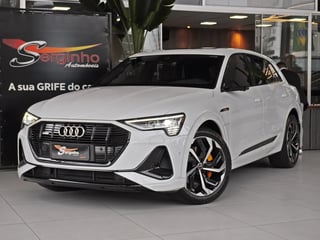 Foto de um audi e-tron 2022 elétrico sportback performance black quattro.